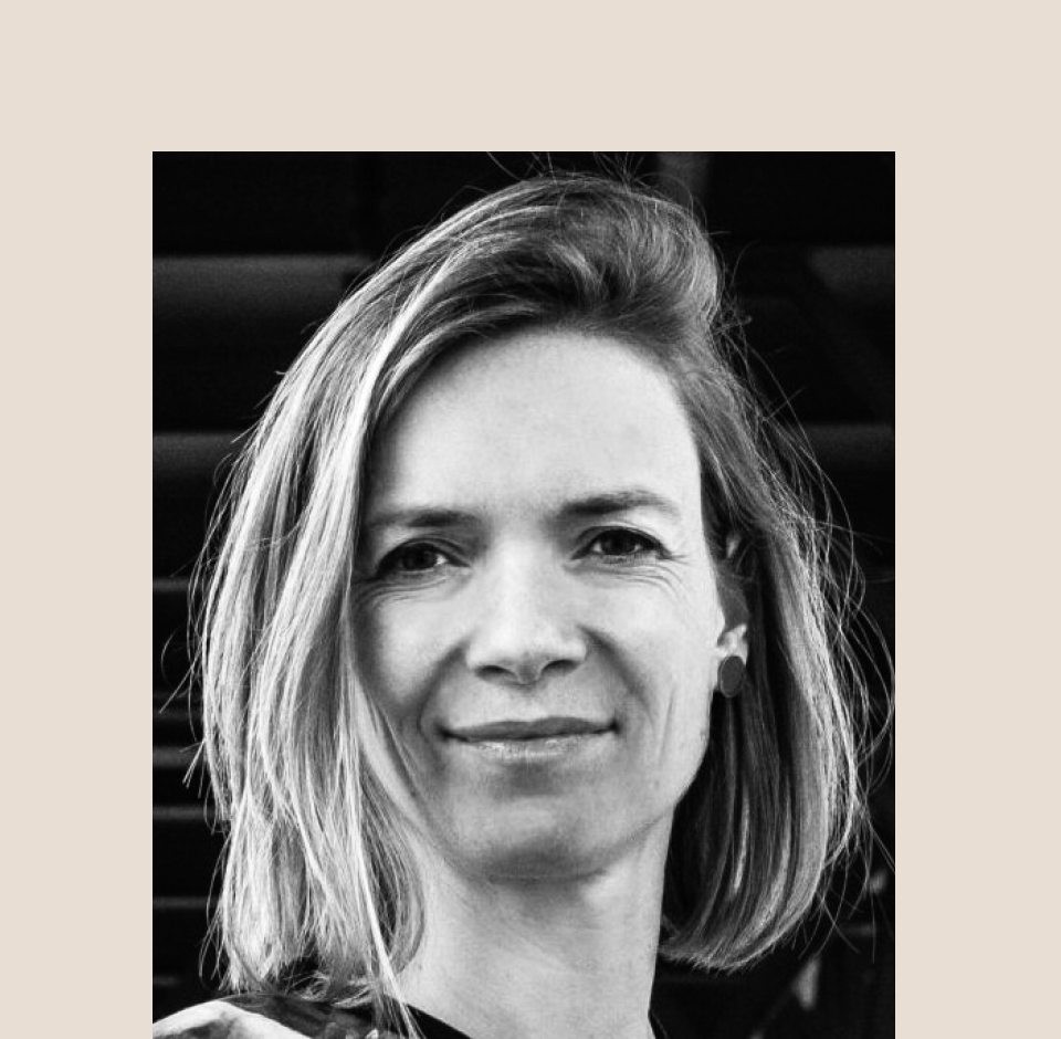 CDATA[Às vésperas da 30ª Conferência sobre Mudanças Climáticas (COP30) da Organização das Nações Unidas (ONU), que ocorrerá em Belém, no Pará, a União Europeia (UE) — ator global de peso na agenda ambiental ao longo desse período — está mergulhada nos próprios “dilemas existenciais”. A avaliação é de Anna Cavazzini, deputada alemã no parlamento da UE, em Bruxelas, na Bélgica, filiada ao Bündnis 90/Die Grünen, partido conhecido como Os Verdes. É que, por um lado, o bloco não conseguiu pactuar a tempo o escopo de uma nova Meta Nacionalmente Determinada (NDC, na sigla em inglês) para apresentar antes da conferência, que começa no dia 10 de novembro. Segundo o que foi definido na COP21, em Paris, na França, todos os países signatários do Acordo de Paris, adotado em 2015, precisam atualizar as metas a cada cinco anos. A atual NDC europeia — que prevê a redução das emissões dos Gases do Efeito Estufa (GEE) em 55% até 2030, em comparação com o ano de 1990 — foi enviada à ONU em 2020. Em setembro, a UE divulgou um comunicado afirmando que pretende atualizar a NDC durante a COP30, ou depois dela. Além disso, algumas medidas ousadas aprovadas pelo bloco, como proibir a venda de automóveis novos movidos a combustão a partir de 2035 ou tornar mais rigorosas as regras para a compra de produtos agrícolas de regiões com altos índices de desmatamento (como o Brasil), estão cada vez mais sujeitas às pressões de países e começam a ser oficialmente revistas. “Acredito que precisamos, na verdade, de uma nova legislação climática que defina metas de redução de danos ambientais até 2040”, defende Anna. Por outro lado, porém, é na União Europeia que ainda estão em vigor algumas das agendas climáticas mais robustas do mundo, como a France 2030, que prevê reindustrializar o país por meio das transições ecológica e digital, ou a Klimaschutzplan 2050, que pretende tornar a Alemanha neutra em carbono até 2050. “A visão comum da extrema direita &ea
![