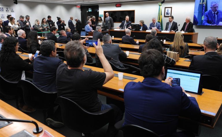 Em debate na Câmara, governo reafirma apoio ao fim gradual da escala de trabalho 6×1