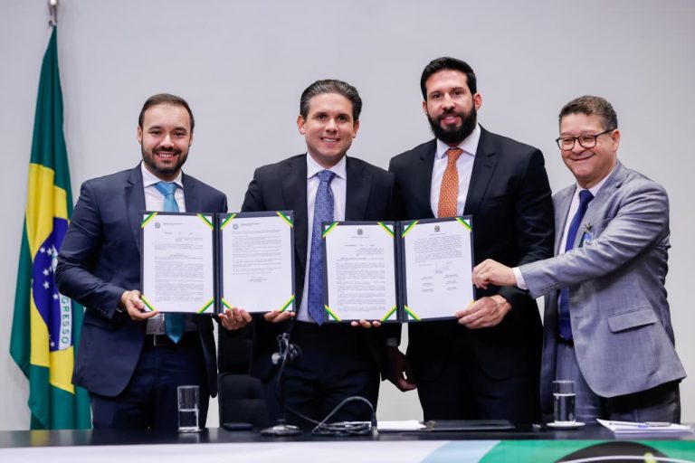 CDATA[Caso o Senado mantenha os 20 dias de licença-paternidade aprovados pela Câmara, essa mudança comprometerá até 30% da operação das Micro e Pequenas Empresas (MPEs), resultando no aumento de gastos de até 37% com pessoal nesses negócios — um custo…
Especialistas discutem uso do fraturamento hidráulico para explorar recursos de fontes não convencionais
O tema é objeto do Incidente de Assunção de Competência 21, que será julgado pela Primeira Seção para definir a possibilidade e as condições para uso do fracking na exploração de recursos minerais.
Câmara lança nova fase do programa Ulysses e políticas de governança em Inteligência Artificial
Evento de lançamento do programa de Inteligência Artificial Ulysses O presidente da Câmara dos Deputados, Hugo Motta (Republicanos-PB), anunciou nesta quinta-feira (11) uma nova fase do programa de Inteligência Artificial Ulysses, que passa a integrar iniciativas de modernização tecnológica da…
![