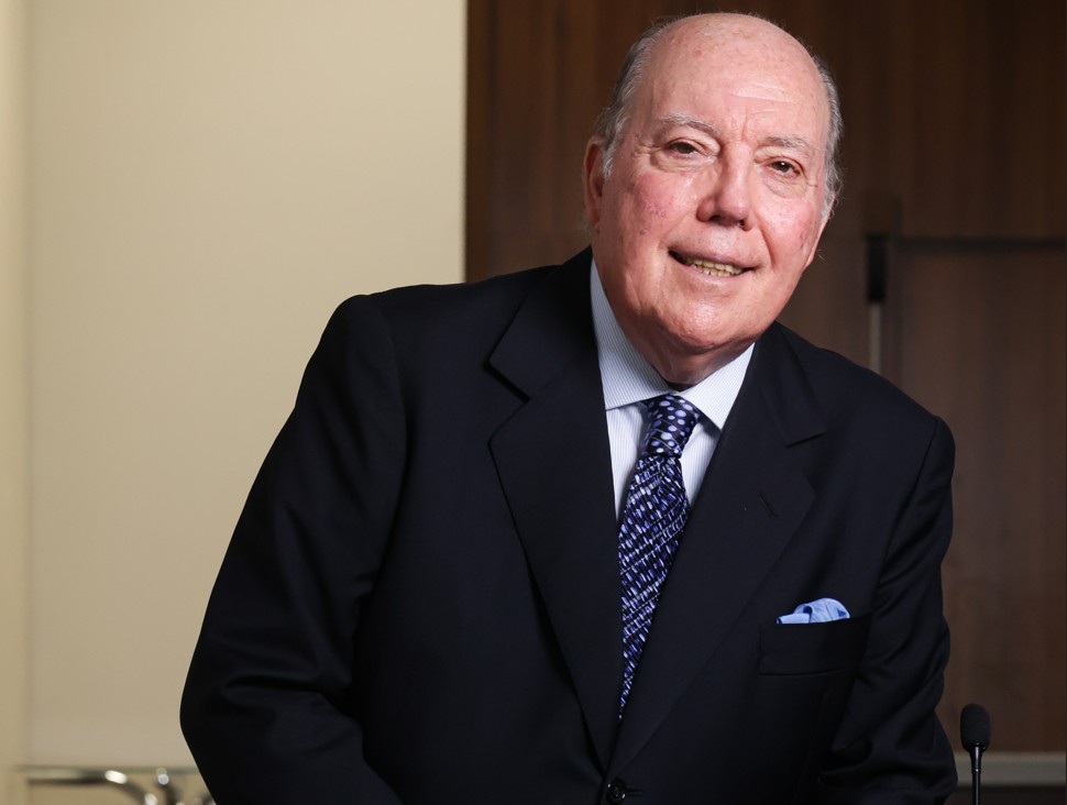 CDATA[Por Márcio Olívio Fernandes da Costa*A aprovação da Lei Complementar (LC) 225/2026, que institui o Código de Defesa do Contribuinte Nacional, representa um divisor de águas na história tributária do Brasil. Após anos de expectativa, concretiza-se um marco legal essencial para reequilibrar, em bases éticas e cooperativas, a relação entre o Fisco e o contribuinte. Mais do que uma simples compilação de normas, esta LC ergue um verdadeiro alicerce de direitos fundamentais, traduzindo, em dispositivo legal concreto, garantias constitucionais que, não raro, permaneciam dispersas ou sob a frágil vestimenta do “favor” administrativo.Apesar de vulgarmente referida como “lei do devedor contumaz”, o seu cerne não é punitivo. O seu propósito maior é estabelecer um piso nacional de segurança jurídica para o contribuinte regular — aquele que trabalha, investe, gera empregos e almeja cumprir suas obrigações com previsibilidade e respeito. A punição ao contumaz é consequência, e não o objetivo primário. O coração da norma bate em favor da boa-fé, da clareza e da cooperação.Dentre os avanços imediatos e tangíveis, destacam-se pilares transformadores: a presunção de boa-fé do contribuinte, que deve orientar toda a relação fiscal; o dever de clareza e fundamentação técnica por parte das administrações tributárias; o fim da “cacofonia” documental, que impede a cobrança de documentos já disponíveis nos sistemas fiscais; a defesa sem pagamento prévio na esfera administrativa; a proteção patrimonial efetiva, com liquidação de garantias apenas após trânsito em julgado; e a previsão de tratamento diferenciado para situações de hipossuficiência.Esse conjunto normativo impõe, de forma inédita em âmbito nacional, deveres de conduta à Administração Tributária. Exige-se transparência, motivação real dos atos, linguagem acessível e entrega de cópia integral dos autos. Combate-se, assim, a prática nefasta de decisões
![