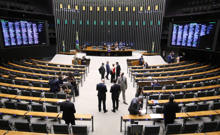 Deputados analisam proposta de reestruturação da carreira de servidores