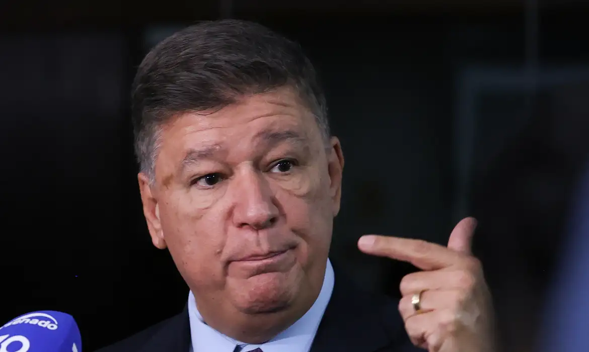 Dino dá 5 dias para senador explicar repasse de emendas à Lagoinha