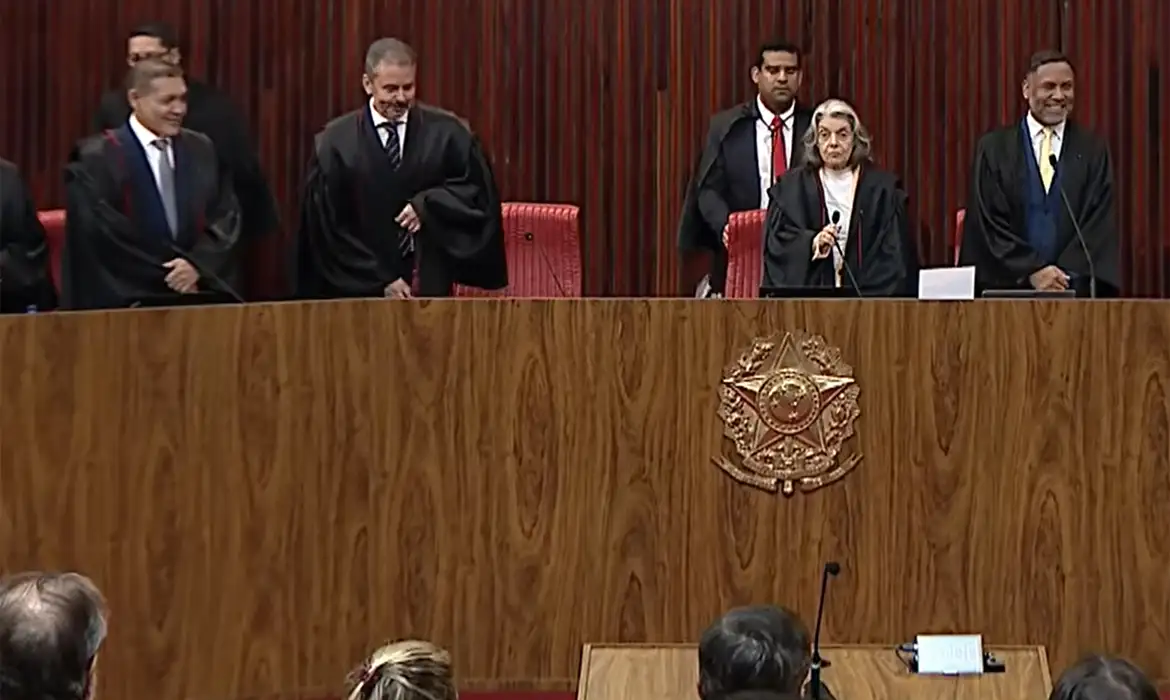 TSE retoma julgamento que pode deixar Castro inelegível