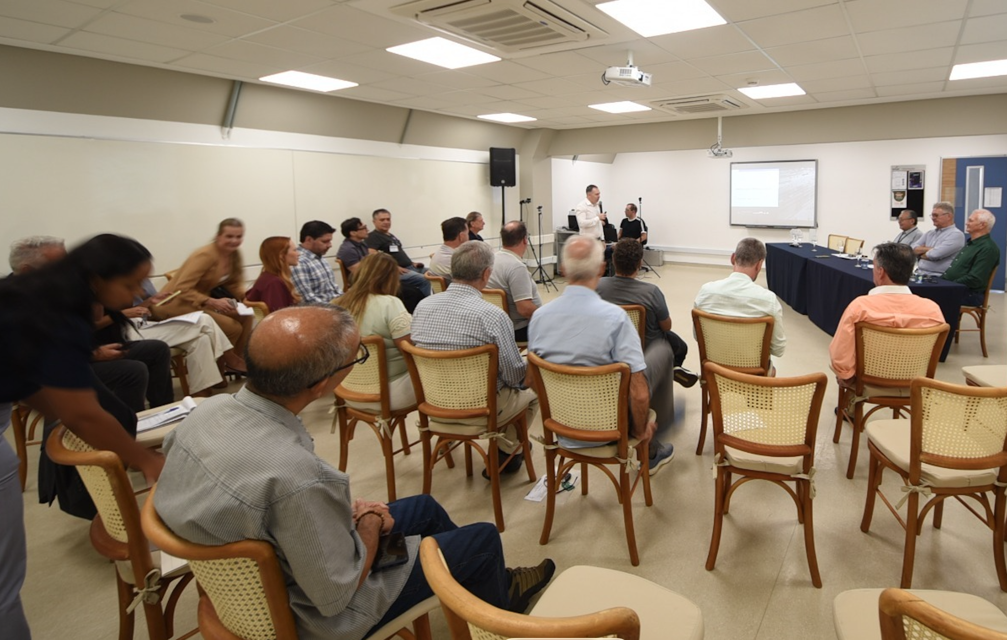 CDATA[O debate sobre temas estratégicos para o ambiente de negócios foi o foco do encontro da Câmara Regional Norte do Conselho do Comércio Atacadista, órgão da Federação do Comércio de Bens, Serviços e Turismo do Estado de São Paulo (FecomercioSP), realizado na última terça-feira (7), no Sindicato do Comércio Varejista (Sincomercio) de Araçatuba. Na pauta, os impactos jurídicos e econômicos relacionados à responsabilidade patrimonial do empresário e o Projeto de Lei (PL) que propõe o fim da escala 6×1, atualmente em tramitação no Congresso Nacional. A reunião — que teve como anfitrião o presidente do Sincomercio Araçatuba, Gener Silva — contou com as participações do presidente em exercício da FecomercioSP, Ivo Dall’Acqua Júnior, do assessor jurídico Paulo Igor de Souza e da assessora Kelly Carvalho, ambos também da Federação, além do presidente do Conselho do Comércio Atacadista e do Sincomercio Araraquara, Antônio Deliza Neto. Também estiveram presentes representantes de nove Sindicatos Patronais pertencentes à Câmara Regional Norte nas cidades de Jales, Mirassol, Votuporanga, Birigui, Barretos, Fernandópolis, Penápolis, São José do Rio Preto e Novo Horizonte. “Receber um encontro dessa relevância em Araçatuba confirma o papel estratégico da nossa região no fortalecimento do comércio paulista. É uma oportunidade de integração, troca de experiências e alinhamento institucional diante de impasses que afetam diretamente a sustentabilidade das empresas”, afirmou Gener Silva. Encontro reúne lideranças empresarias de várias cidades da região Oeste do EstadoResponsabilidade patrimonial exige atenção redobradaNo campo jurídico, foram discutidos os riscos relacionados à responsabilização dos empresários, especialmente nas situações que envolvem irregularidades na gestão ou descumprimento de obrigações legais. Na prática, empresários individuais, incluindo Microempreendedores Individuais (MEIs), respondem de forma ilimitada pelas obr
![