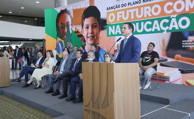 Motta destaca papel da Câmara na formulação do novo Plano Nacional de Educação