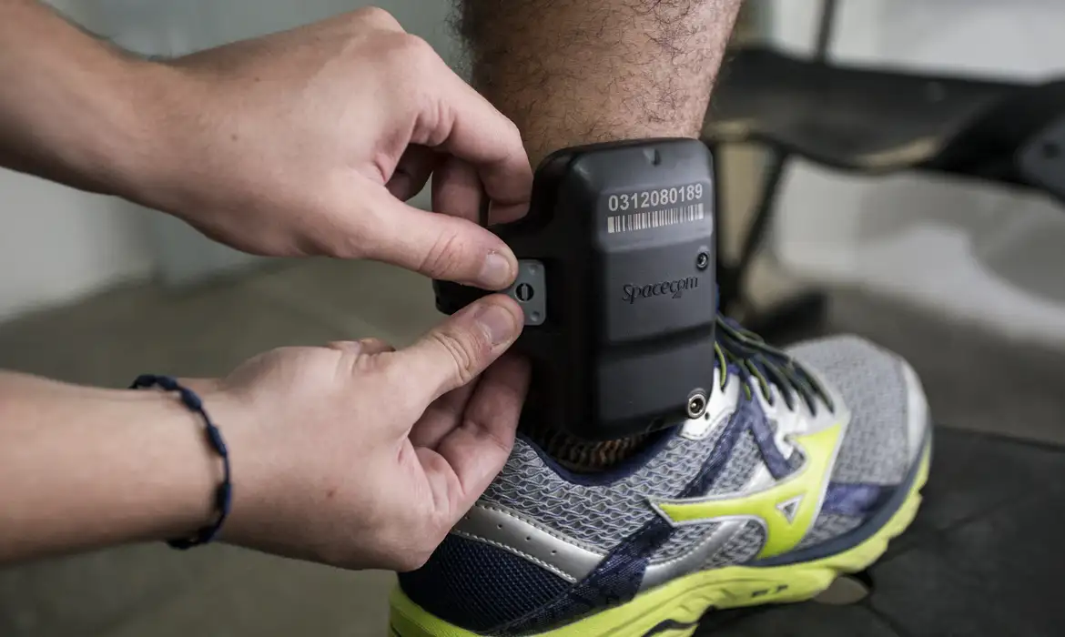 PM relata ao STF troca do carregador da tornozeleira de Bolsonaro