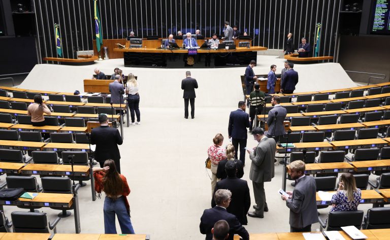 Câmara aprova urgência para projeto que isenta folha de salários do ISS