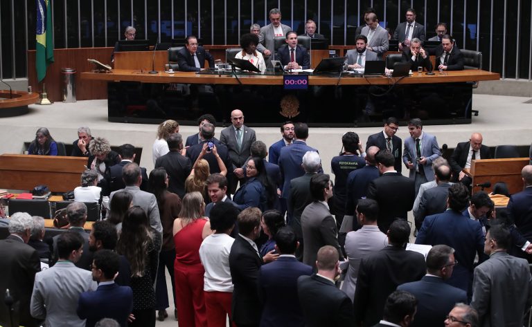 Plenário analisa neste momento PEC que acaba com escala 6×1; acompanhe