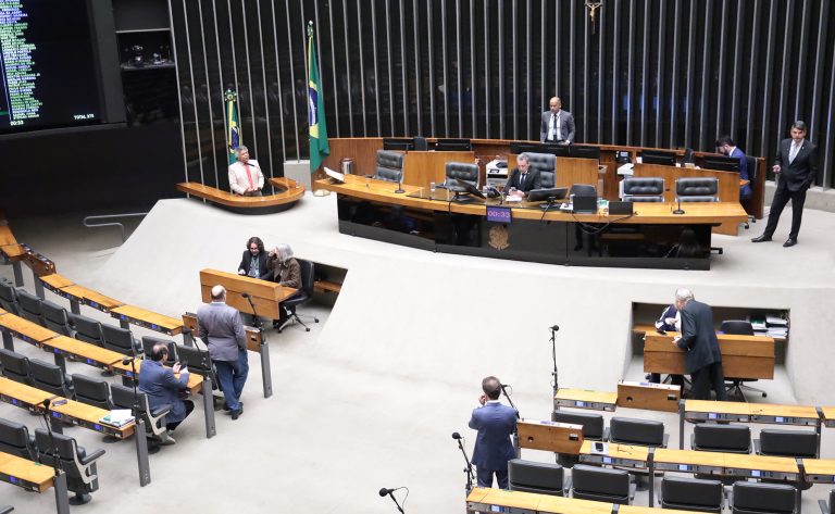 Câmara aprova regime de urgência para cinco projetos