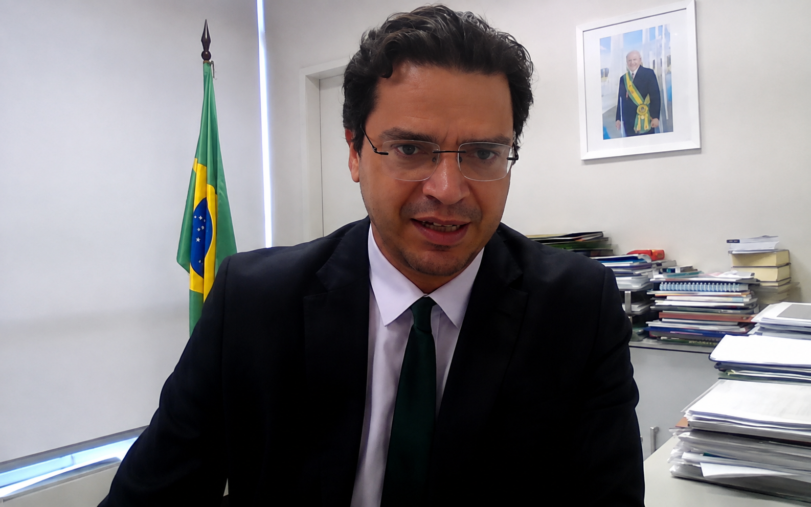 CDATA[O Comércio e os Serviços estão no foco da agenda regulatória preparada pelo Ministério do Meio Ambiente e Mudança do Clima (MMA) quanto à gestão de resíduos sólidos e à logística reversa. Em discussão, regras para ampliar a fiscalização e reforçar as obrigações de grandes geradores na destinação e no rastreamento de resíduos, além de um decreto geral para harmonizar as normas de logística reversa no País.As propostas foram detalhadas pelo secretário nacional de Meio Ambiente Urbano, Recursos Hídricos e Qualidade Ambiental do MMA, Adalberto Maluf, em reunião do Conselho de Sustentabilidade da Federação do Comércio de Bens, Serviços e Turismo do Estado de São Paulo (FecomercioSP), realizada na última sexta-feira (14). Segundo ele, o governo pretende avançar, ainda neste ano, com duas resoluções do Conselho Nacional do Meio Ambiente (Conama) — sobre grandes geradores e fiscalização — e com o chamado decreto geral de logística reversa, que deverá deixar mais claro “quem faz o quê, como tem que cumprir e como vai ter que reportar”.As mudanças podem alterar a forma de comprovar a destinação dos resíduos, prestar informações ao Poder Público e participar dos Sistemas de Logística Reversa (SLRs). O MMA também avalia mecanismos para associar o cumprimento das obrigações ambientais a instrumentos administrativos, como licenças e, eventualmente, alvarás de funcionamento.“A nossa motivação, como coordenadores do sistema nacional, é garantir que a conta não fique na mão da prefeitura. Queremos garantir que as externalidades da gestão de resíduos estejam incorporadas nos preços dos produtos que todo mundo vende”, afirmou Maluf.Adalberto Maluf, secretário nacional do MMA, apresenta ao Conselho de Sustentabilidade da FecomercioSP propostas a grandes geradores, fiscalização e harmonização das regras de logística reversaGrandes geradores entram no focoUm dos pontos de mais interesse para o Comércio e os Serviços é a proposta de resolu&ccedi
![