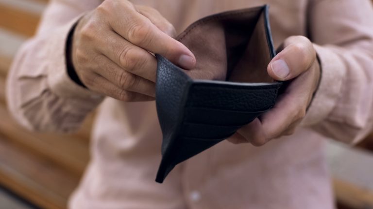 Projeto proíbe empréstimos consignados para pessoas idosas sem assinatura presencial